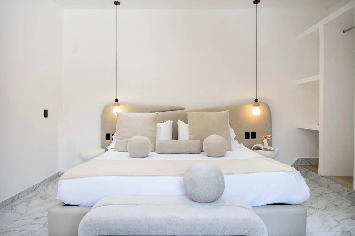 5 bedrooms, iron/ironing board, WiFi, bed sheets