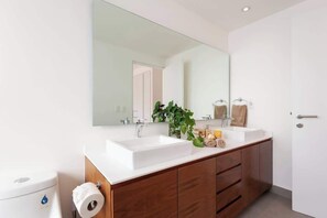 Shower, hair dryer, shampoo - Breathtaking Panoramic Penthouse, Polanco 8PAX/3BD (Ciudad de México)