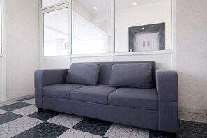 Área de estar no saguão