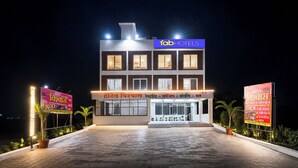 Un hôtel moderne dont l’enseigne indique qu’il propose un restaurant, un salon et un bar.