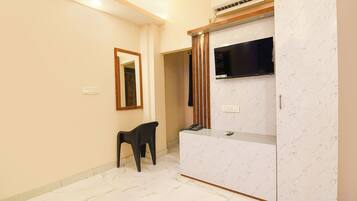 Egyptian cotton sheets, premium bedding, in-room safe, free WiFi