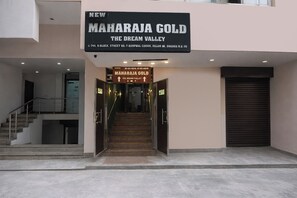 Pintu masuk properti