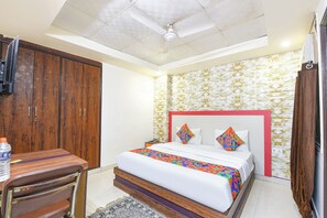 Premium Room | Egyptian cotton sheets, premium bedding, in-room safe, desk