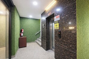 Elevator - Fabhotel Maharaja Gold (New Delhi)