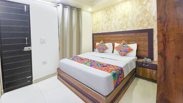 Egyptian cotton sheets, premium bedding, in-room safe, desk