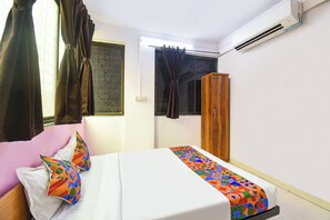 Egyptian cotton sheets, premium bedding, in-room safe, free WiFi - Fabhotel Swapanpurti Sai Avenue (Pune)