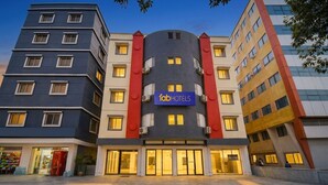 Un hôtel à plusieurs étages, reconnaissable à son grand panneau « fabHOTELS », à ses larges fenêtres et à son architecture moderne.