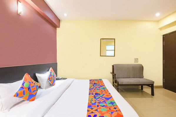 Premium bedding, in-room safe, free WiFi, bed sheets - Fabhotel Grand Port View (New Delhi)