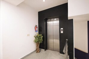 Elevator - Fabhotel Grand Port View (New Delhi)