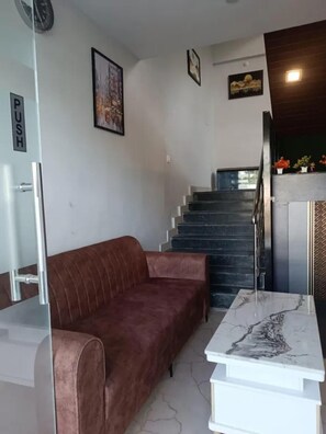 Lobby sitting area - Fabhotel Atithi Executive (Pune)