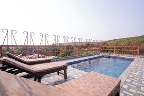 Bar en milieu de piscine