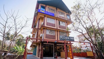 Vista frontal de la propiedad