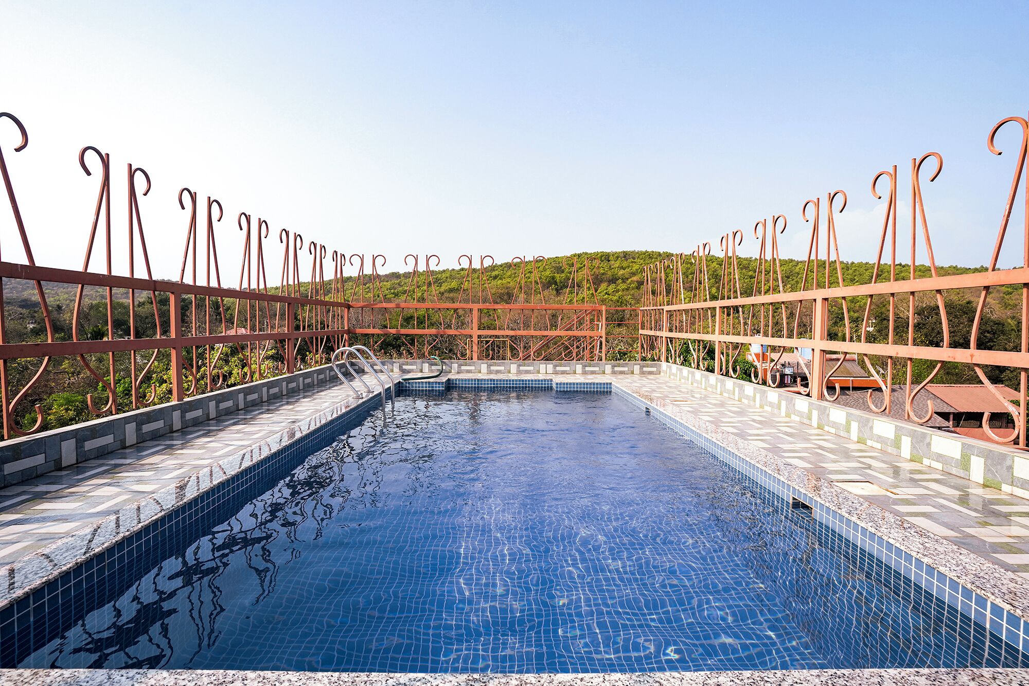 Swim-up bar