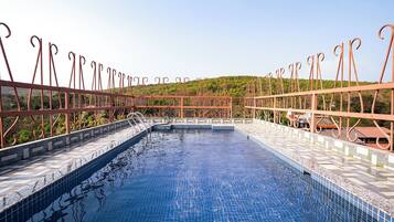 Swim-up bar
