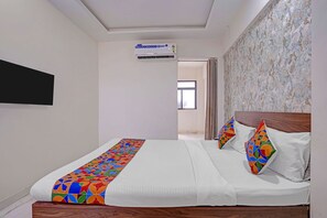 Egyptian cotton sheets, premium bedding, in-room safe, free WiFi