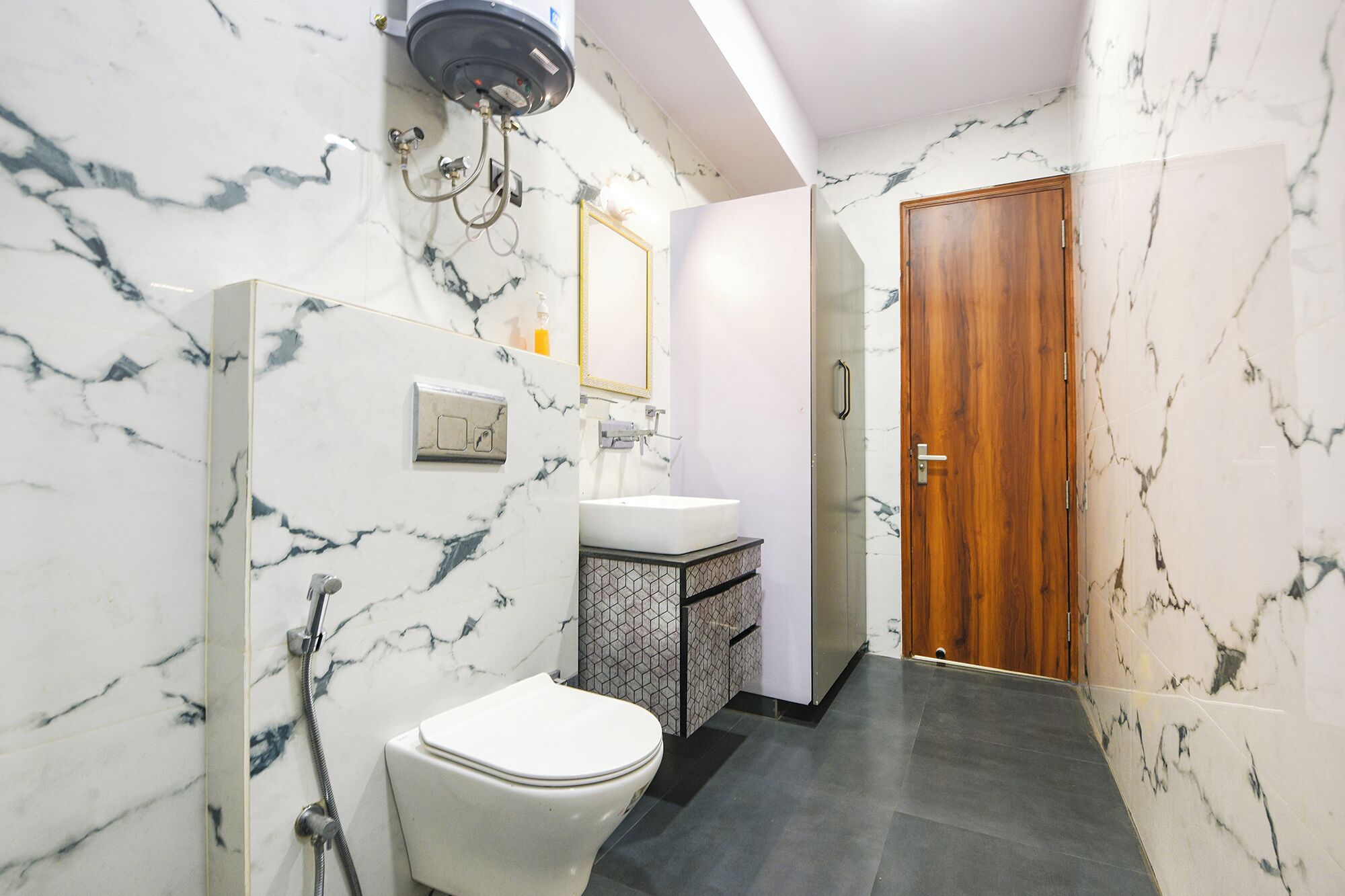 Shower, rainfall showerhead, free toiletries, towels