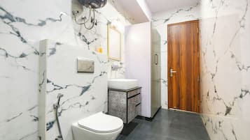 Dusche, Regendusche, kostenlose Toilettenartikel, Handtücher