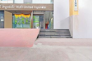 Property entrance - Fabhotel Rudra Grand (Hyderabad)