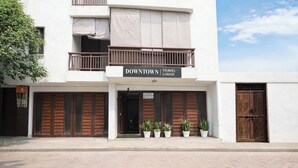 Un edifici amb un rètol que diu 'Downtown Travel Lodge'.