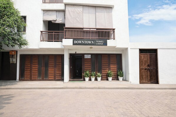 Property entrance - Fabhotel Downtown Travelodge (New Delhi)