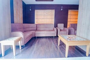 Lobby sitting area - Fabhotel Grand Gunas (Coimbatore)