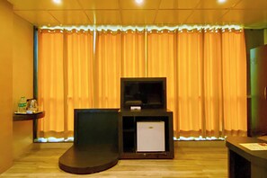 Egyptian cotton sheets, premium bedding, in-room safe, free WiFi - Fabhotel Ace Prime (Greater Noida)