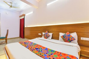 Egyptian cotton sheets, premium bedding, in-room safe, free WiFi - Fabhotel Hans (Jaipur)