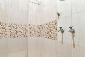 Douche, douche à « effet pluie », articles de toilette gratuits