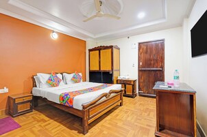 Egyptian cotton sheets, premium bedding, in-room safe, WiFi (free)