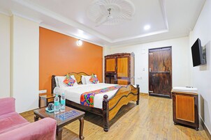 Egyptian cotton sheets, premium bedding, in-room safe, WiFi (free)