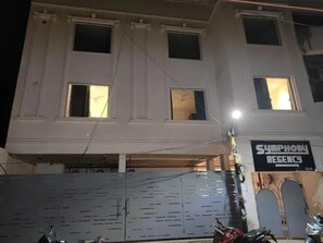 Front of property - Fabhotel Symphony Regency (Varanasi)