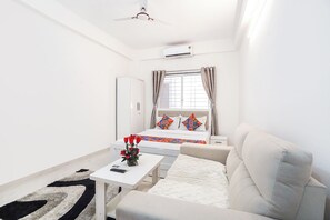 Egyptian cotton sheets, premium bedding, in-room safe, free WiFi - Fabhotel Shukrana Stays (Paud)