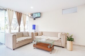 Lobby sitting area - Fabhotel Shukrana Stays (Paud)