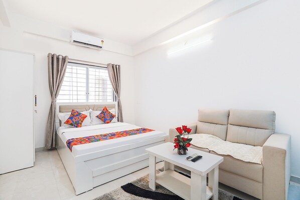 Egyptian cotton sheets, premium bedding, in-room safe, free WiFi - Fabhotel Shukrana Stays (Paud)