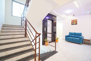 Elevator - Fabhotel Shukrana Stays (Paud)