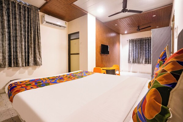 Egyptian cotton sheets, premium bedding, in-room safe, free WiFi - Fabhotel Nilsa (Palghar)