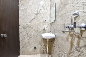 Shower, rainfall showerhead, free toiletries, towels - Fabhotel Dream Stay (Jaipur)