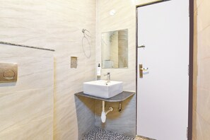 Regadera, regadera tipo lluvia, amenidades de baño gratuitas, toallas 