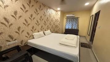 Deluxe Room | Egyptian cotton sheets, premium bedding, in-room safe, free WiFi