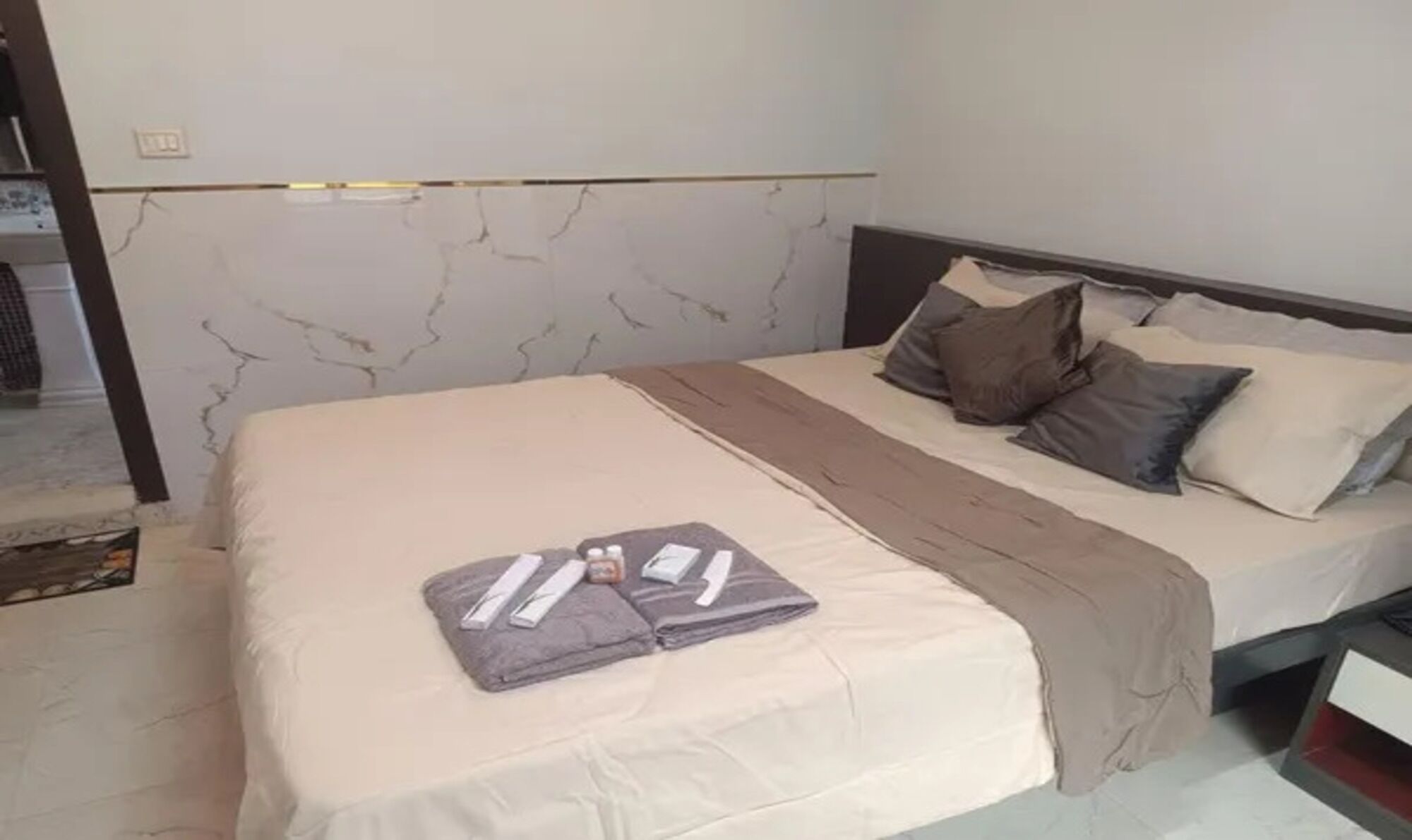 Egyptian cotton sheets, premium bedding, in-room safe, free WiFi
