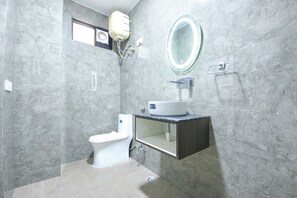 Shower, rainfall showerhead, free toiletries, towels - Fabhotel Dream Porto (New Delhi)