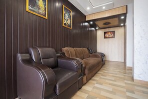 Lobby sitting area - Fabhotel The Max (Lucknow)
