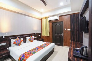Egyptian cotton sheets, premium bedding, in-room safe, free WiFi - Fabhotel The Max (Lucknow)