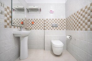 Shower, rainfall showerhead, free toiletries, towels - Fabhotel The Max (Lucknow)