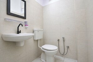 Shower, rainfall showerhead, free toiletries, towels - Fabhotel Av Residency (Noida)