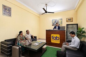 Reception - Fabhotel Av Residency (Noida)