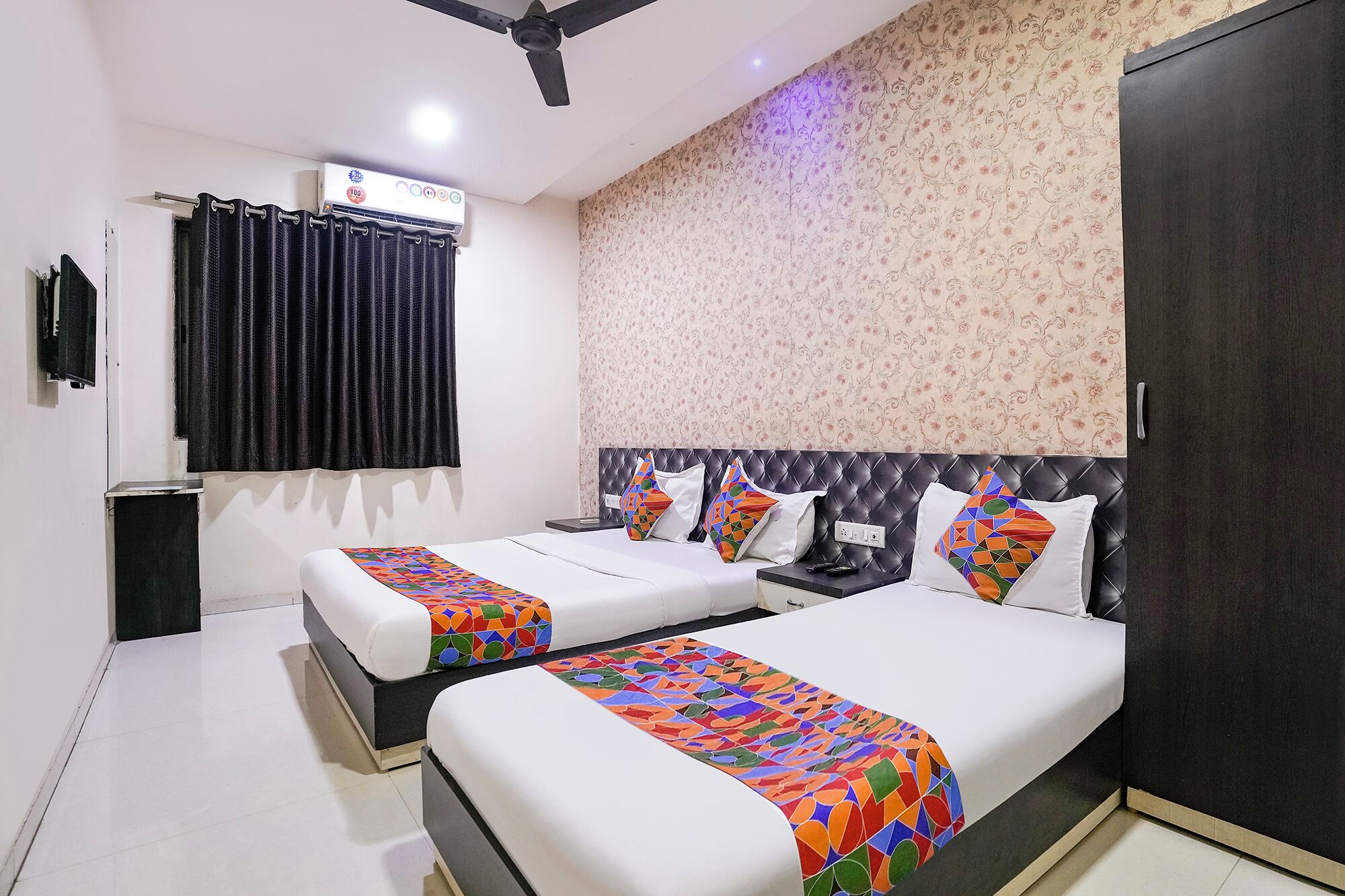 Egyptian cotton sheets, premium bedding, in-room safe, free WiFi