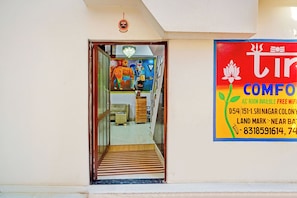 Property entrance - FabHotel Tirth Comfort Stays - 800 m from Kashi Vishwanath Temple (Varanasi)