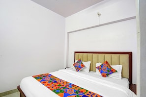 Deluxe Room | Egyptian cotton sheets, premium bedding, in-room safe, free WiFi - FabHotel Tirth Comfort Stays - 800 m from Kashi Vishwanath Temple (Varanasi)