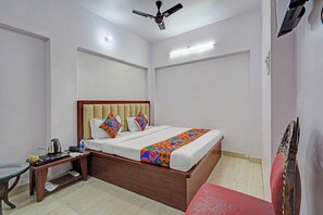 Egyptian cotton sheets, premium bedding, in-room safe, free WiFi - FabHotel Tirth Comfort Stays - 800 m from Kashi Vishwanath Temple (Varanasi)